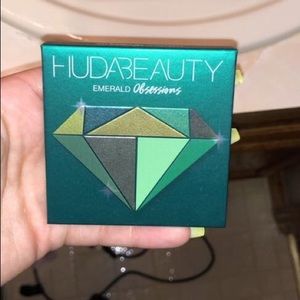 Huda Beauty Emerald Obsessions Eyeshadow Palette